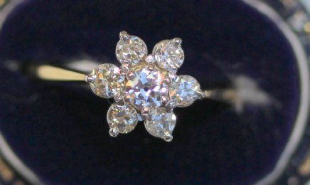 18Ct Gold Cluster Diamond Ring - SOLD