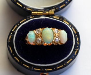 18ct Gold Opal & Diamond Ring