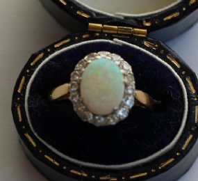 18ct Gold Opal& Diamond Ring