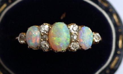 18ct Gold,Opal & Diamond Ring