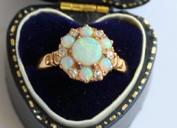 18ct Gold,Opal & Diamond Ring