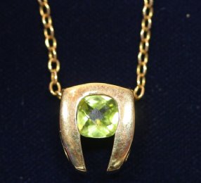 18ct Gold,Peridot Pendant & chain