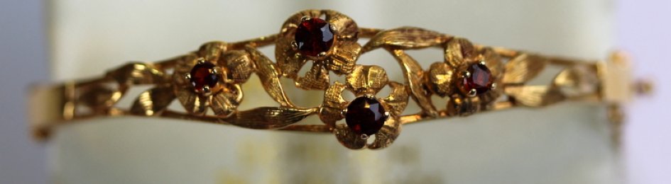 9ct Gold & Garnet Bangle