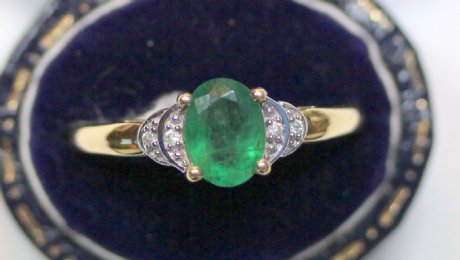9ct Gold,Emerald & diamond Ring